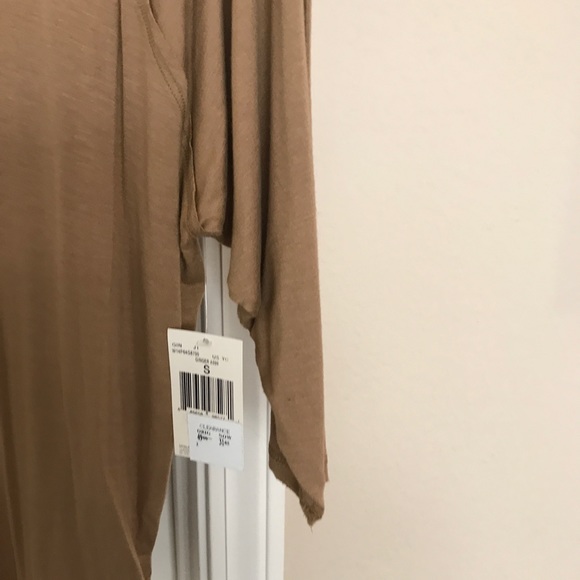 NWT practical v neck top by Guess! - Picture 2 of 3